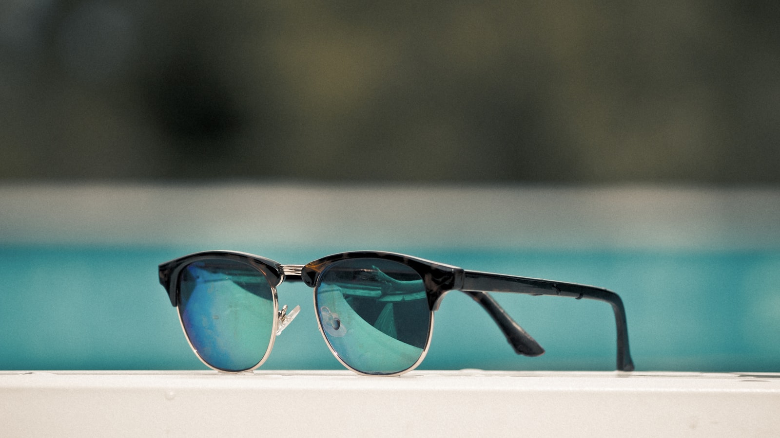 Person wearing mirrored sunglasses reflecting the scenery — mirrored lenses pros and cons