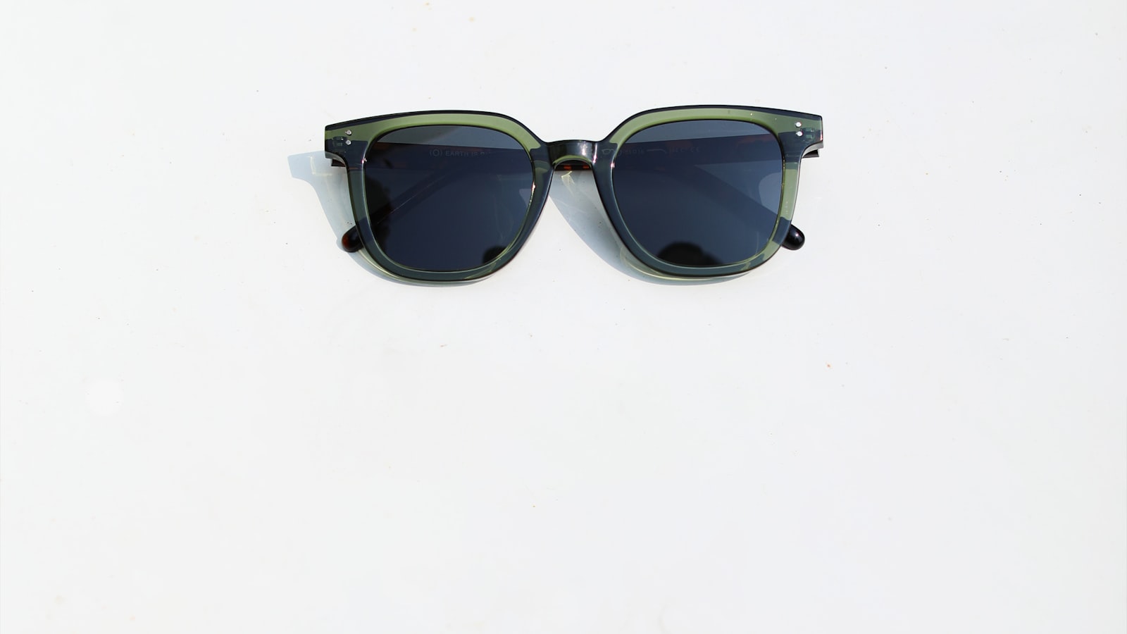 Portrait of a person in round frames — what glasses suit a square face