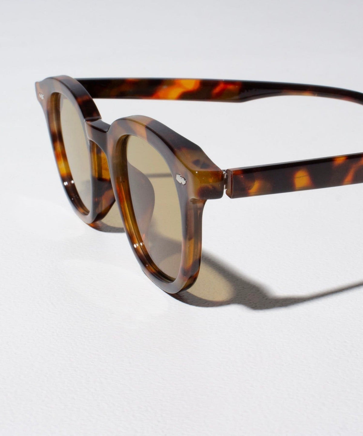 fashion rounded square sunglasses with tortoise shell frame and yellow